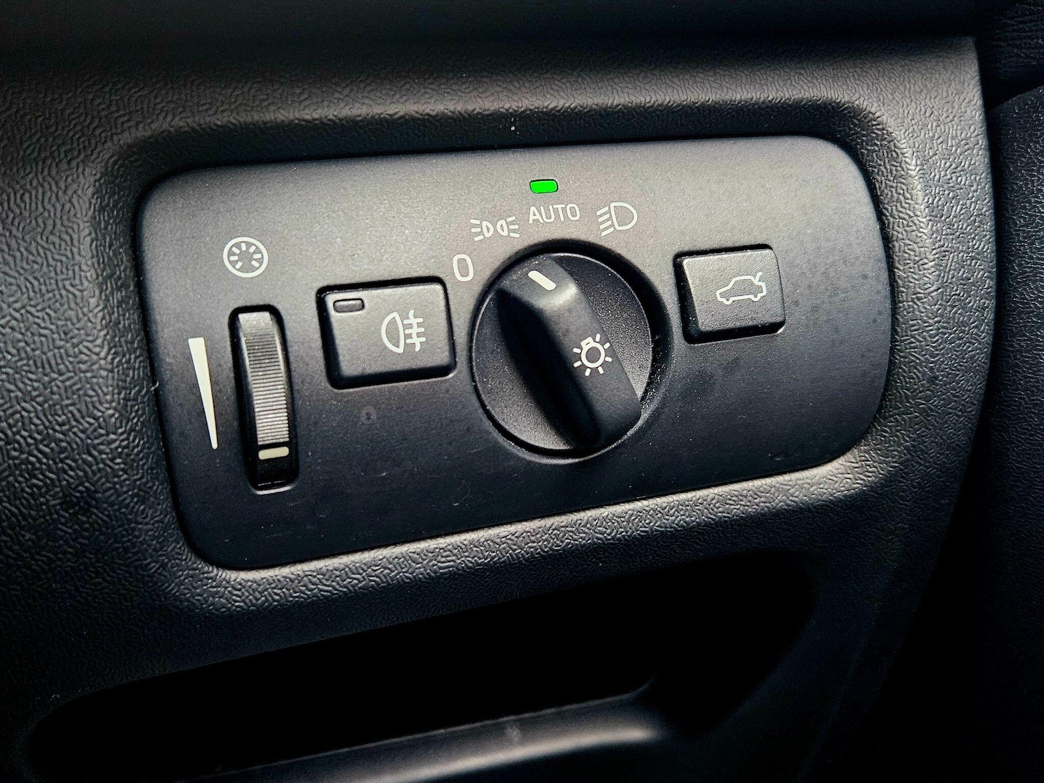 Used Volvo V40 2015 for sale - 76592810: Photo 22