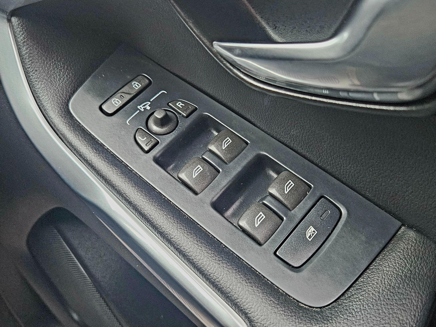 Used Volvo V40 2015 for sale - 76592810: Photo 25