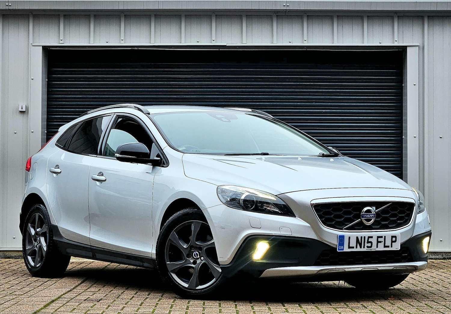Used Volvo V40 2015 for sale - 76592810: Photo 3