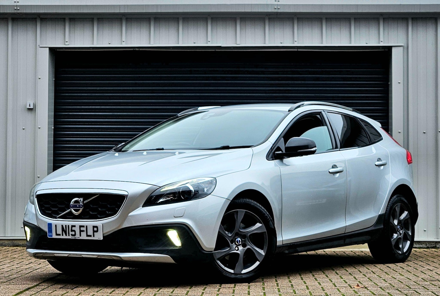 Used Volvo V40 2015 for sale - 76592810: Photo 4
