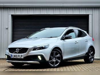 Used Volvo V40 2015 for sale - 76592810: Photo