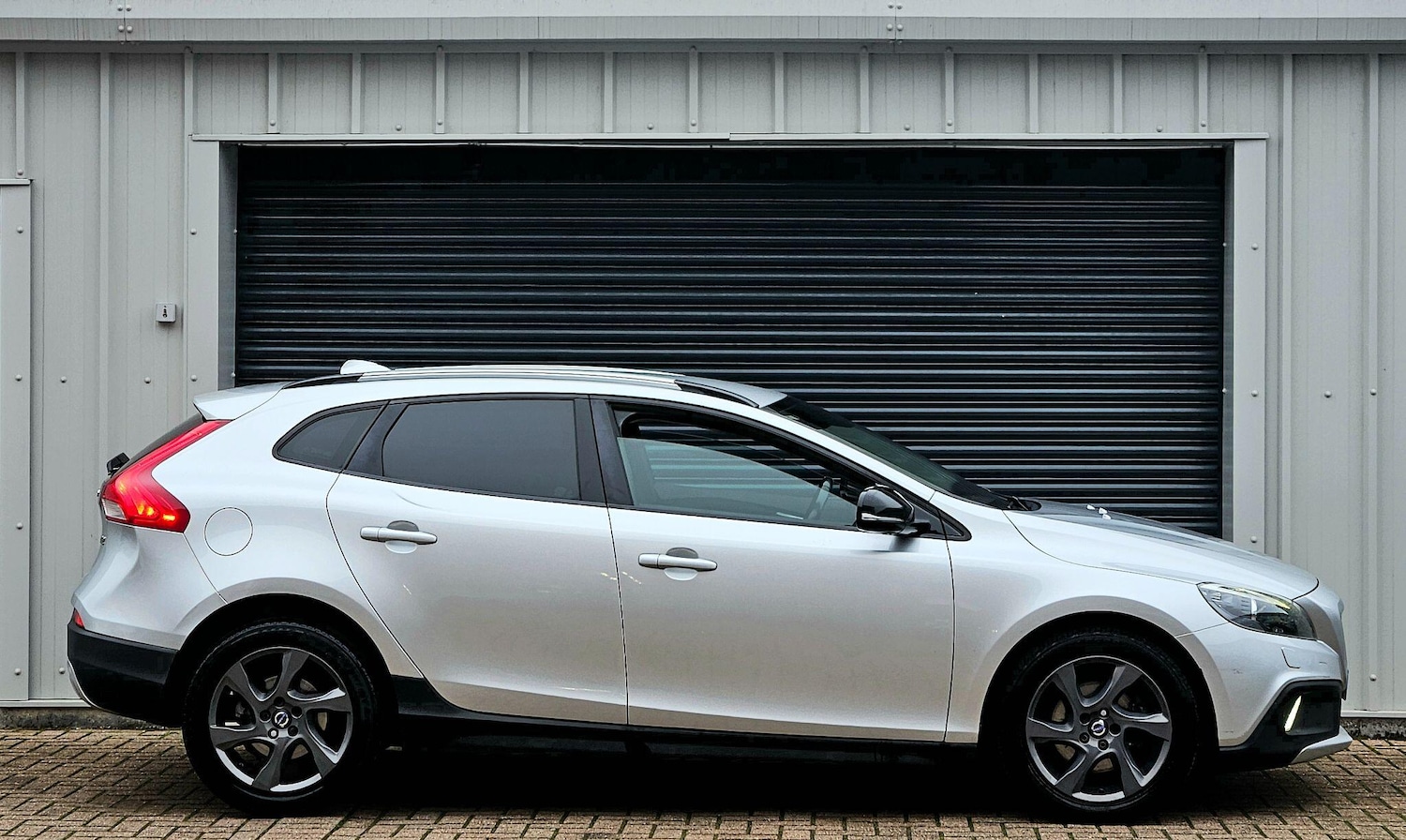 Used Volvo V40 2015 for sale - 76592810: Photo 5