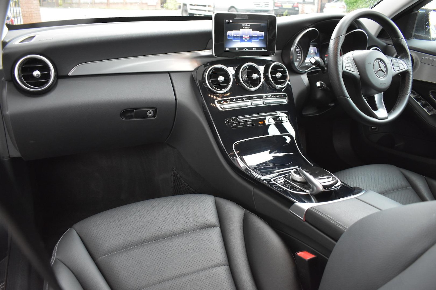 Used Mercedes-Benz C-Class 2015 for sale - 76151049: Photo 3