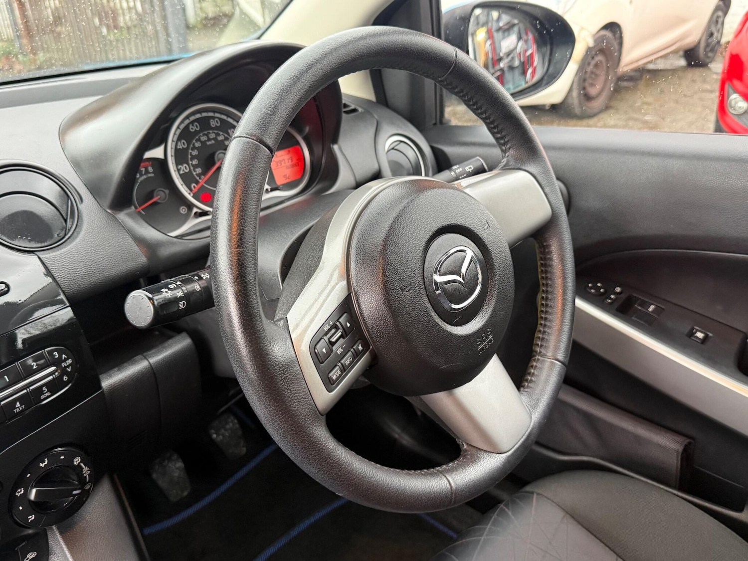 Used Mazda Mazda2 2014 for sale - 77190855: Photo 24