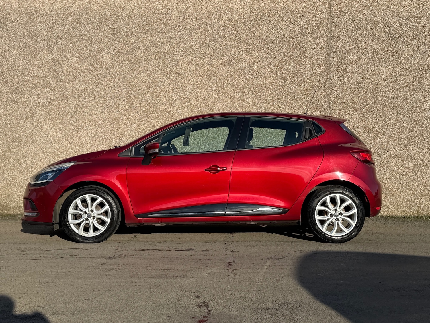 Used Renault Clio 2018 for sale - 77796825: Photo 2