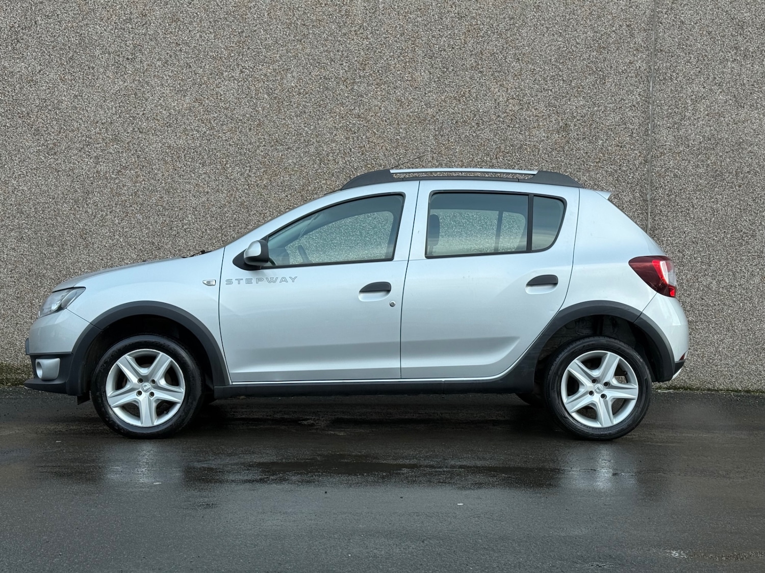 Used Dacia Sandero Stepway 2015 for sale - 77164707: Photo 2