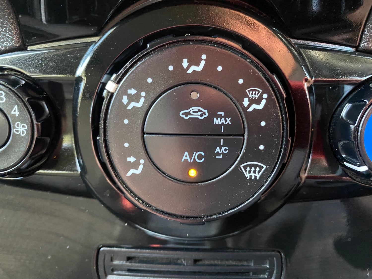 Used Ford Fiesta 2014 for sale - 76330144: Photo 13