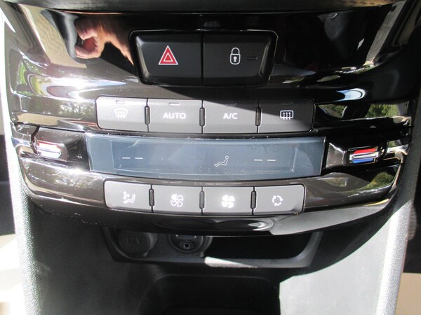 Used Peugeot 2008 2017 for sale - 76094254: Photo 35