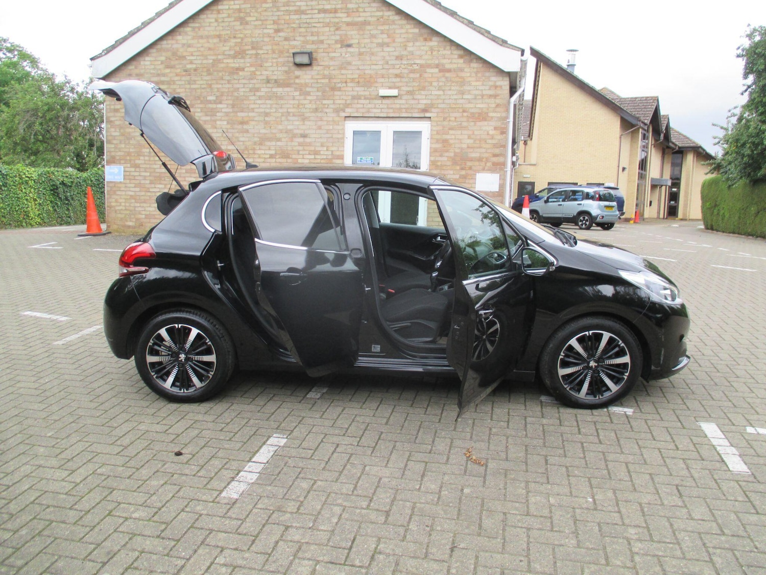 Used Peugeot 208 2019 for sale - 76987980: Photo 9