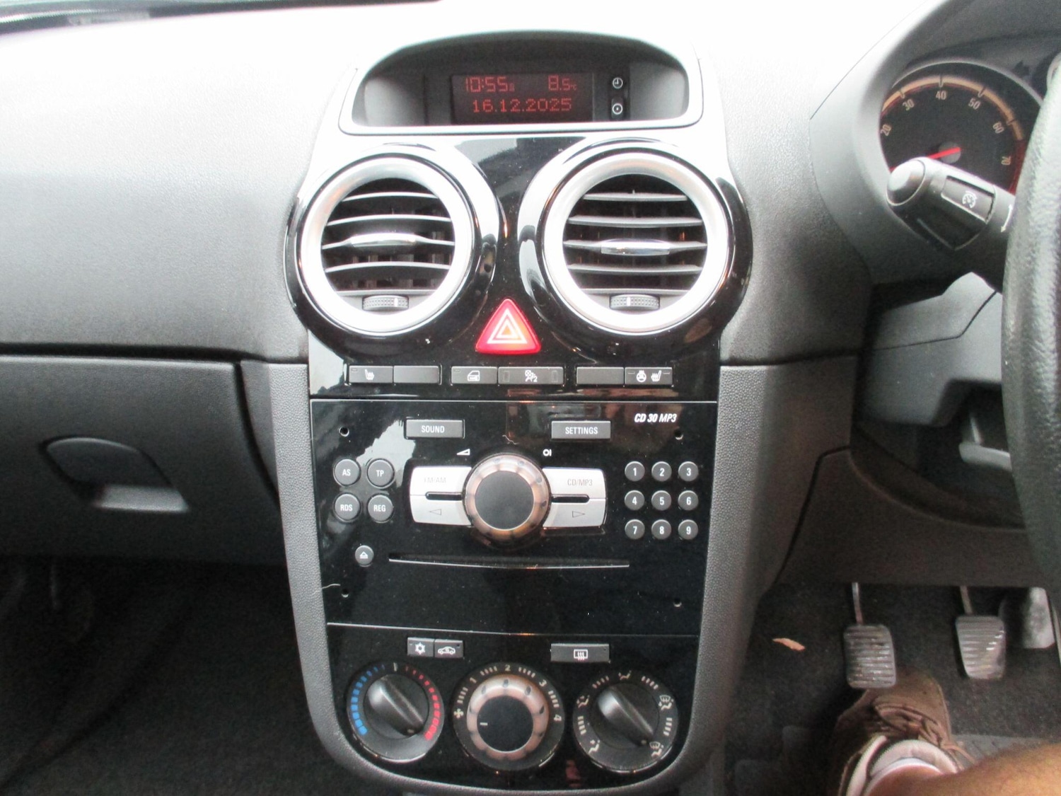 Used Vauxhall Corsa 2011 for sale - 76990970: Photo 10