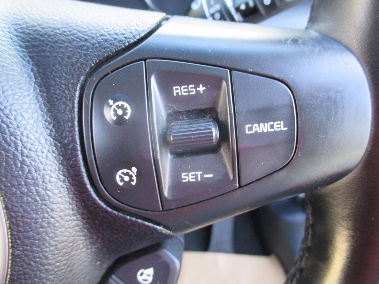 Used Kia Carens 2017 for sale - 75978020: Photo 43