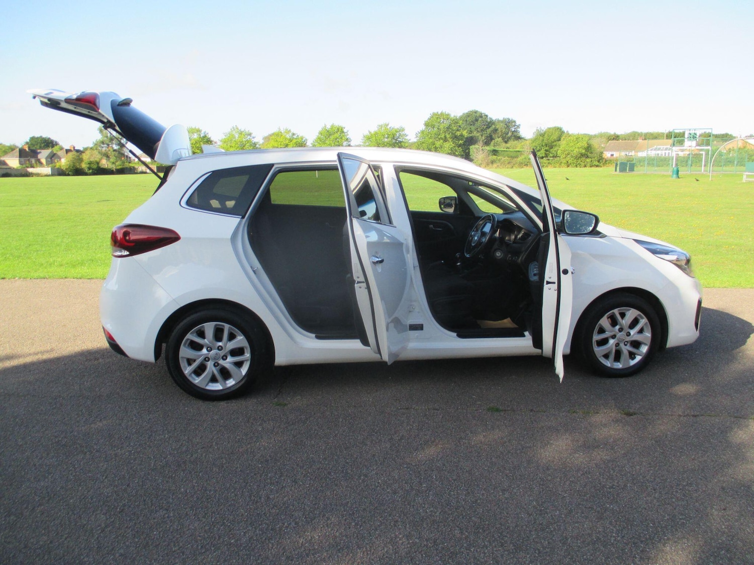 Used Kia Carens 2017 for sale - 75978020: Photo 9