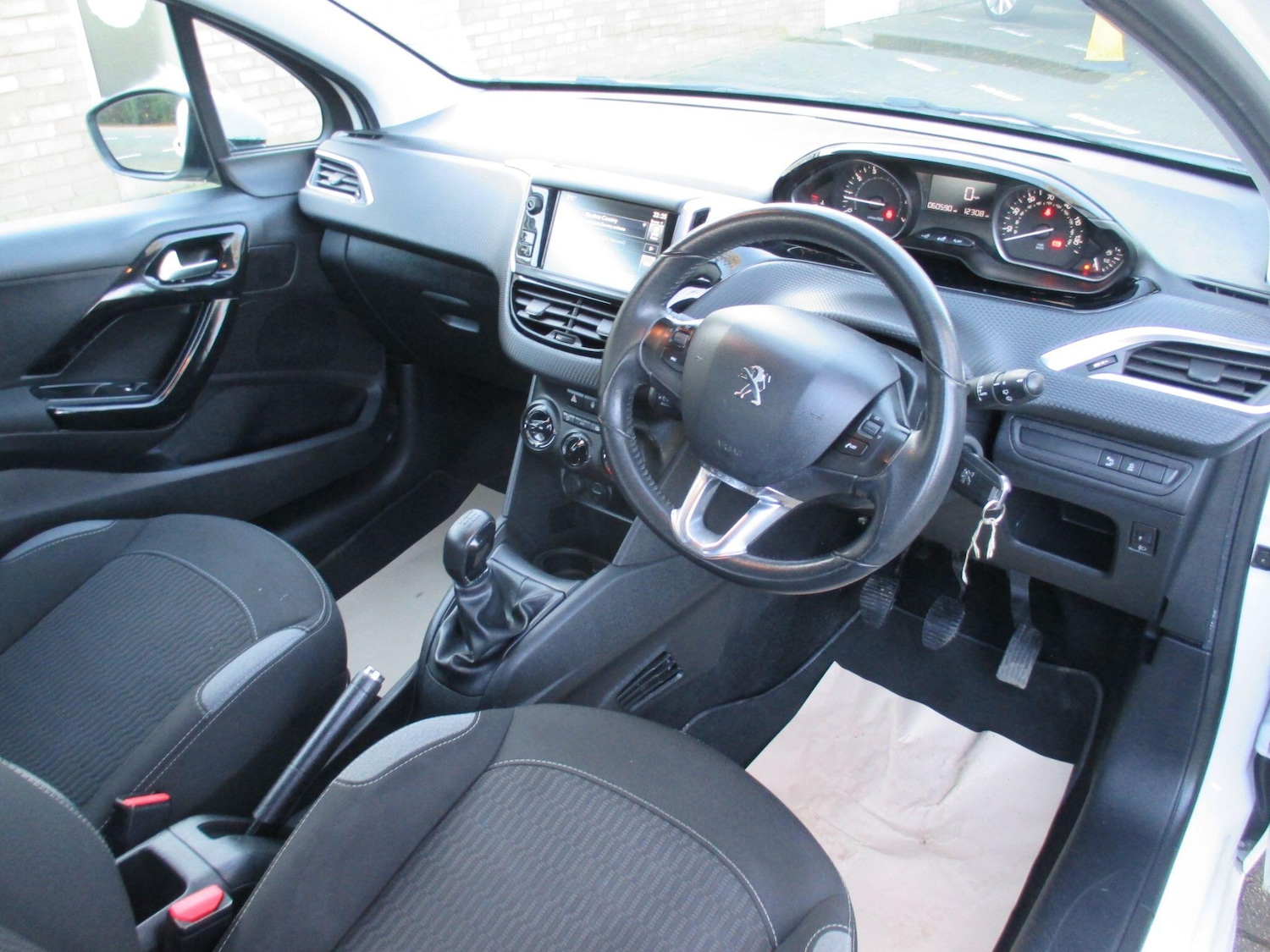 Used Peugeot 208 2015 for sale - 77882881: Photo 16