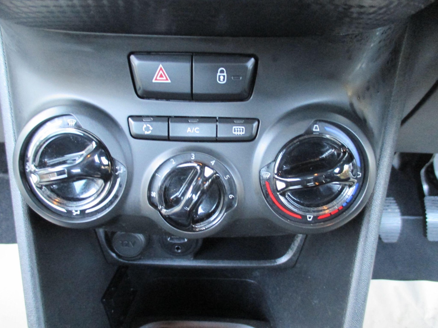 Used Peugeot 208 2015 for sale - 77882881: Photo 18