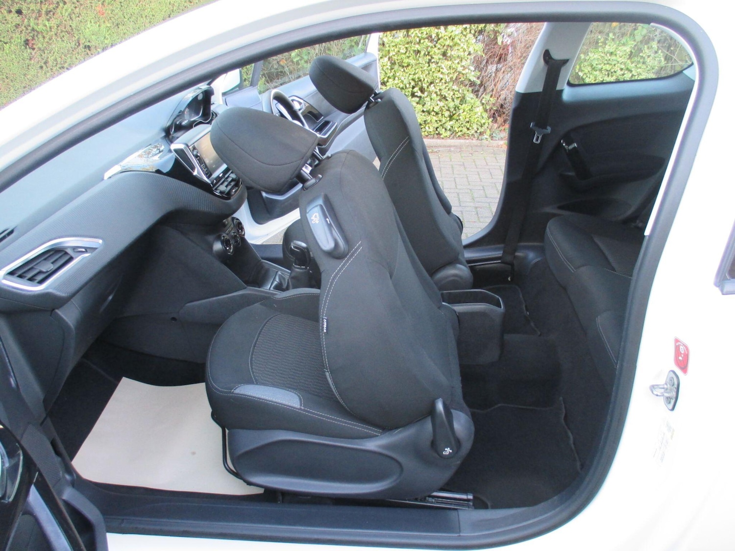 Used Peugeot 208 2015 for sale - 77882881: Photo 26