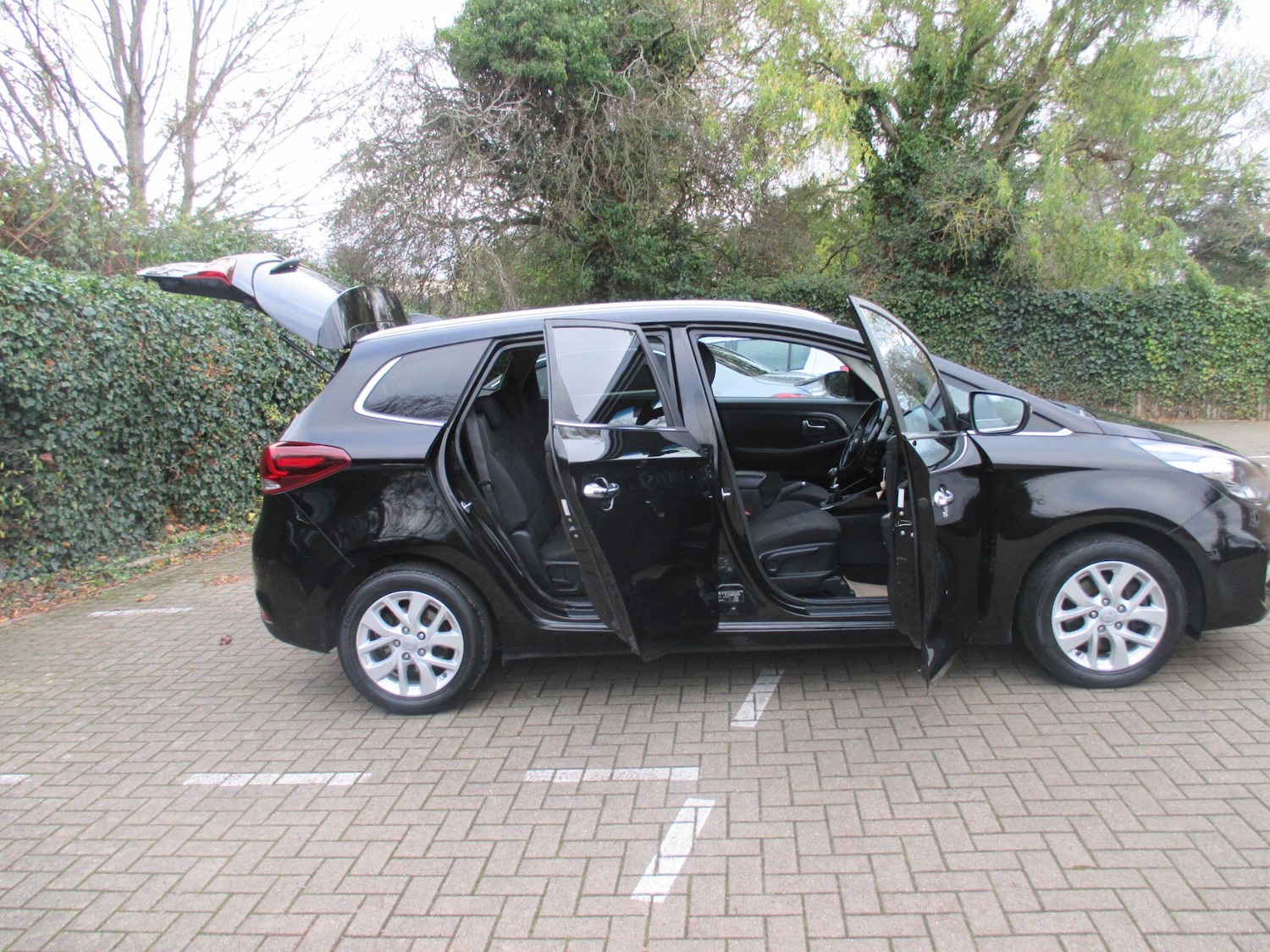 Used Kia Carens 2017 for sale - 76657048: Photo 9