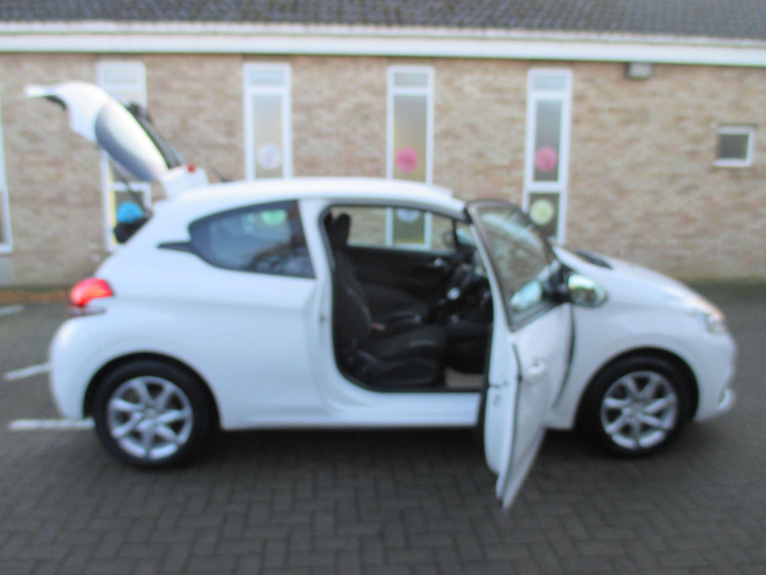 Used Peugeot 208 2015 for sale - 77020947: Photo 9