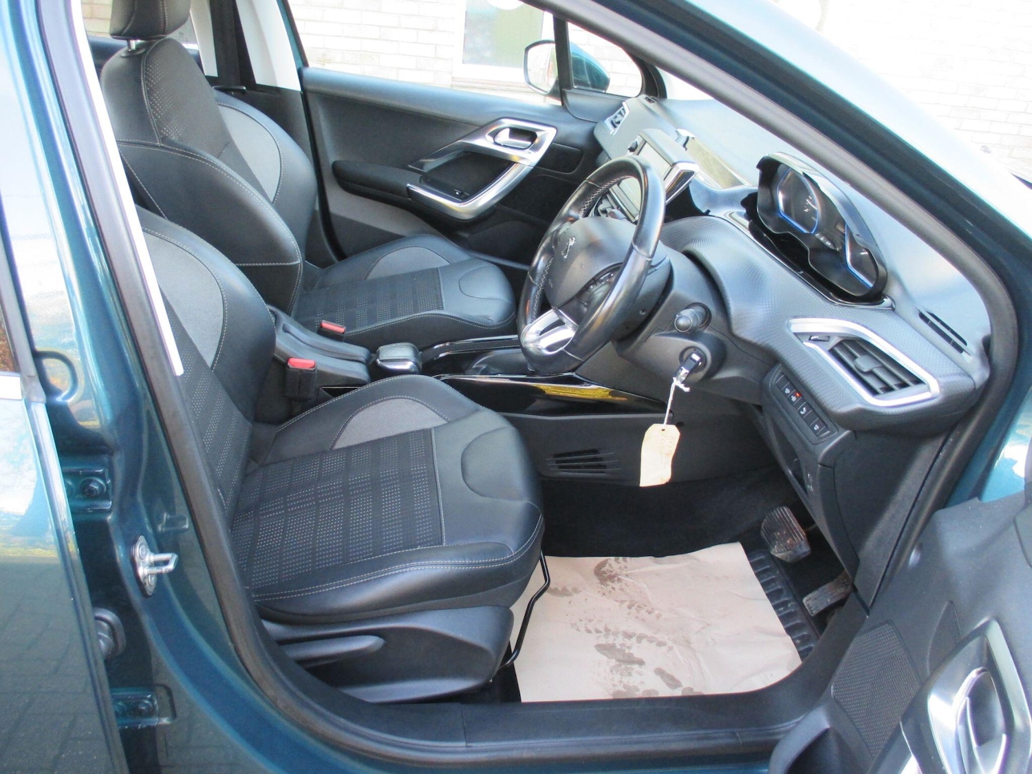 Used Peugeot 2008 2017 for sale - 76913904: Photo 17