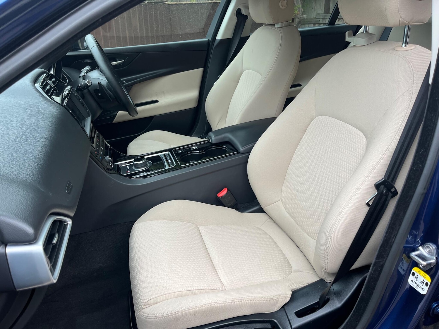 Used Jaguar XE 2016 for sale - 76823539: Photo 3