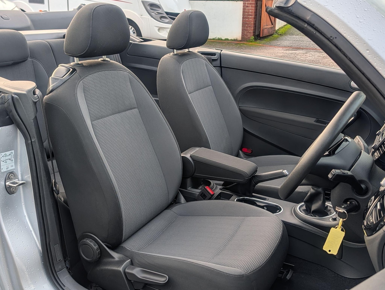 Used Volkswagen Beetle 2016 for sale - 76994160: Photo 2