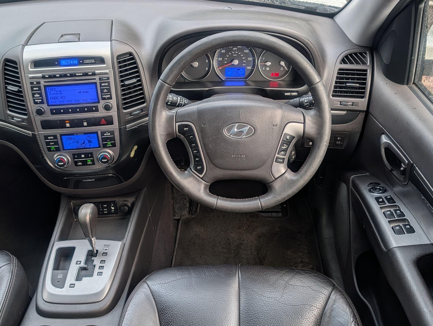 Used Hyundai Santa Fe 2010 for sale - 77230414: Photo 2