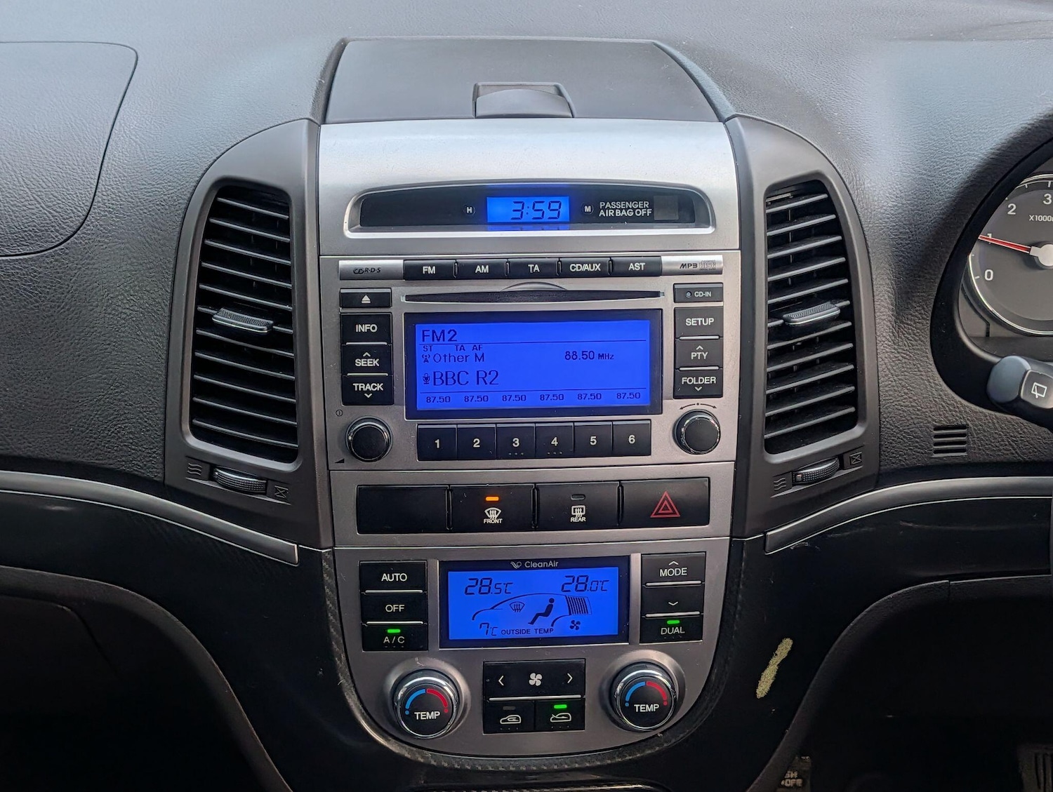 Used Hyundai Santa Fe 2010 for sale - 77230414: Photo 25