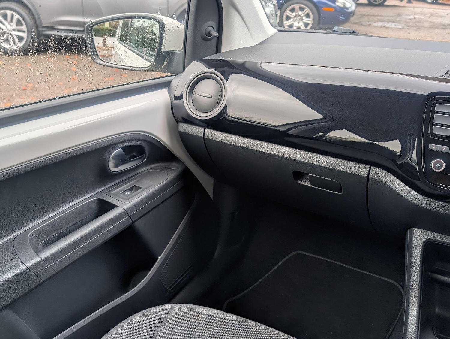 Used Volkswagen up! 2014 for sale - 76336733: Photo 28