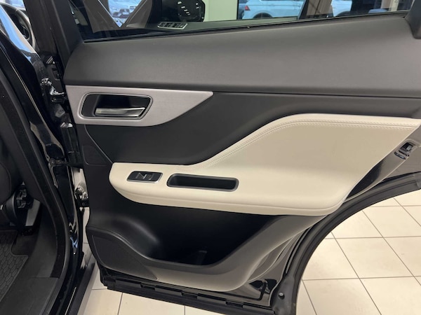 Used Jaguar F-Pace 2017 for sale - 76310741: Photo 32