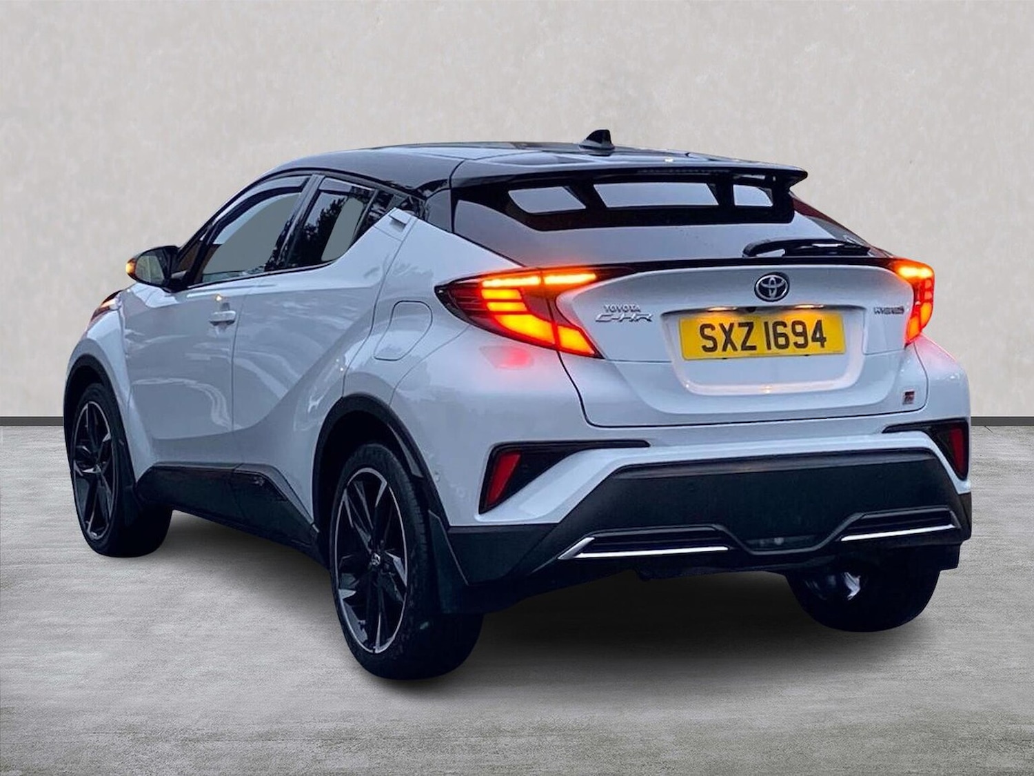 Used Toyota C-HR 2023 for sale - 76884999: Photo 2