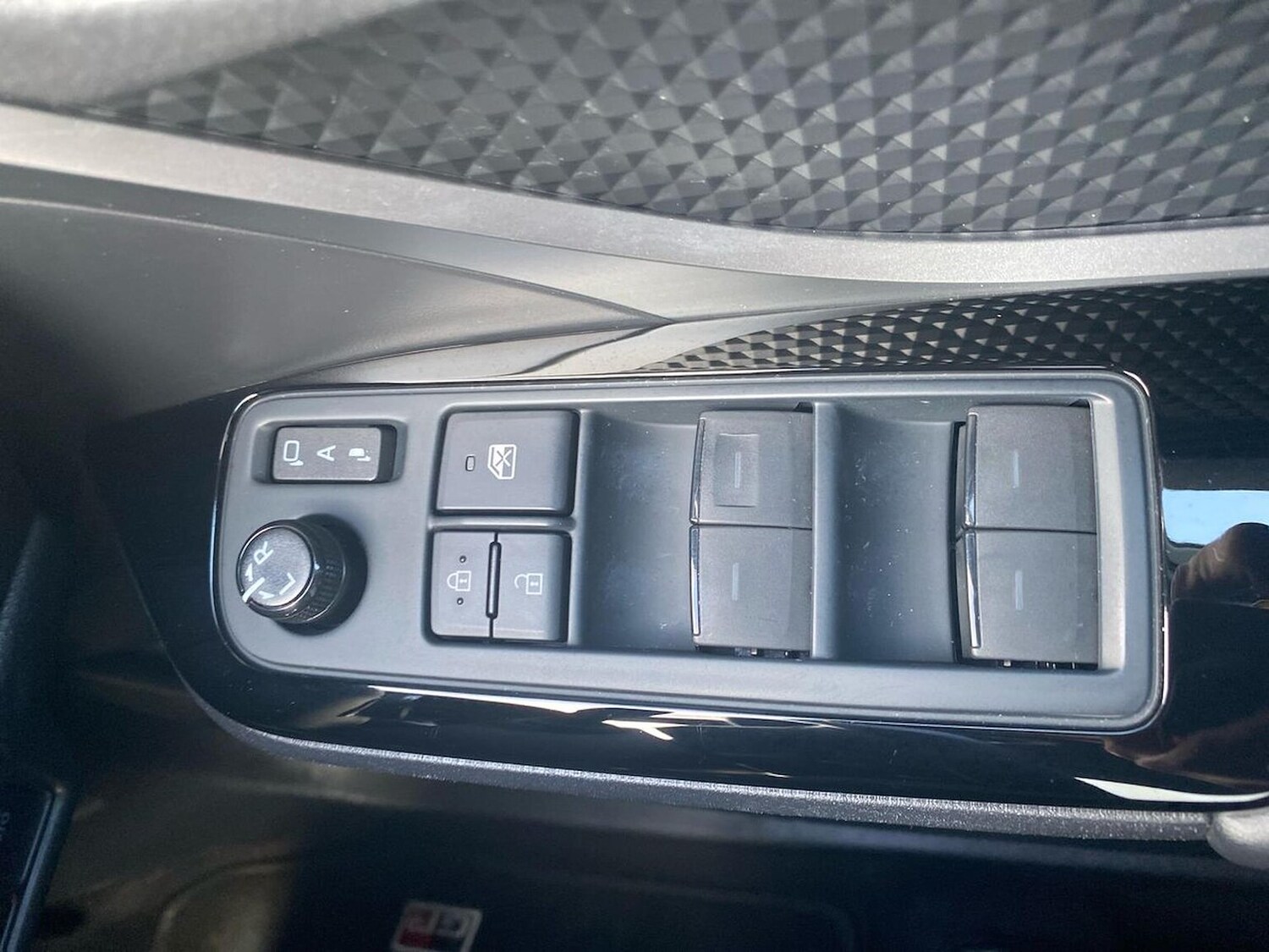 Used Toyota C-HR 2023 for sale - 78211126: Photo 24