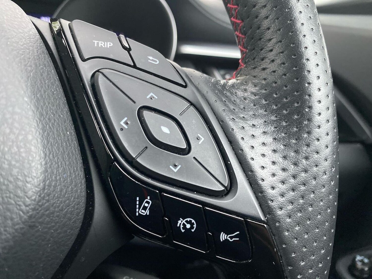 Used Toyota C-HR 2023 for sale - 76292990: Photo 24