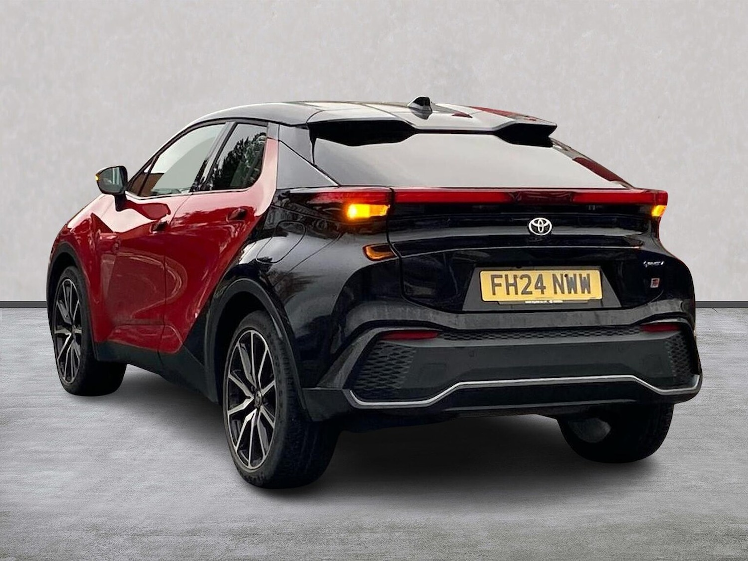 Used Toyota C-HR 2024 for sale - 76497257: Photo 2