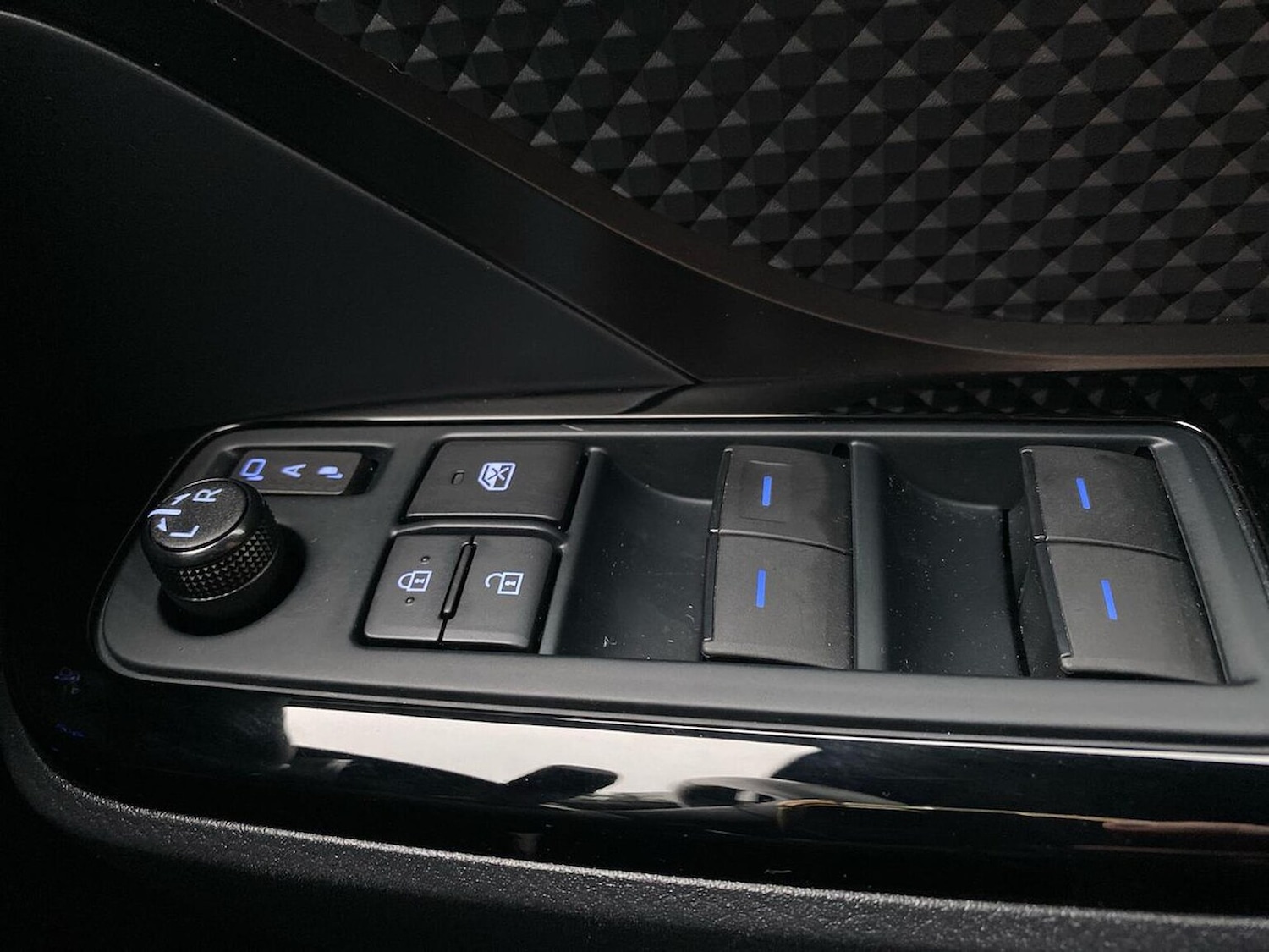 Used Toyota C-HR 2023 for sale - 76490690: Photo 21