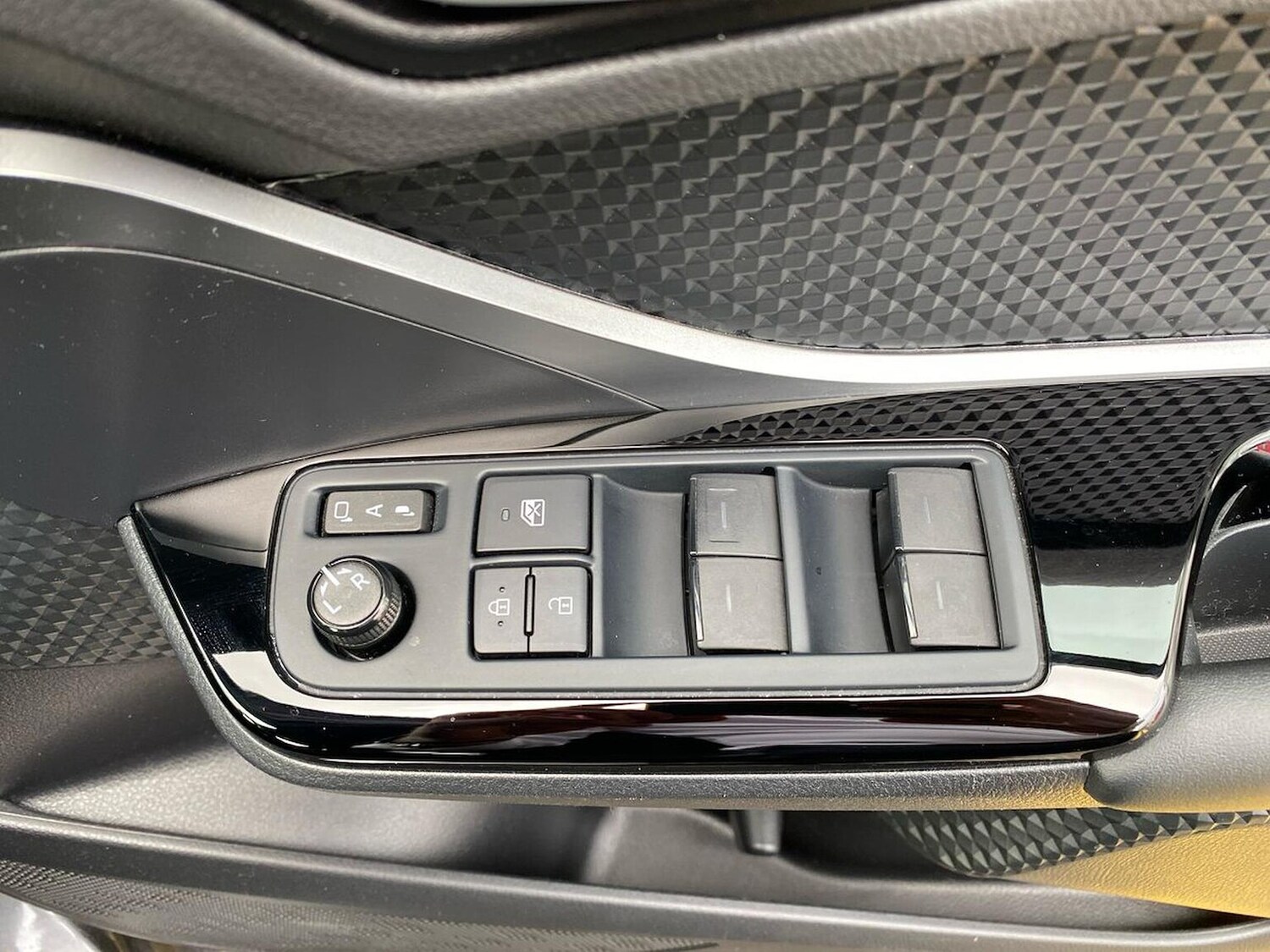 Used Toyota C-HR 2023 for sale - 78211119: Photo 23