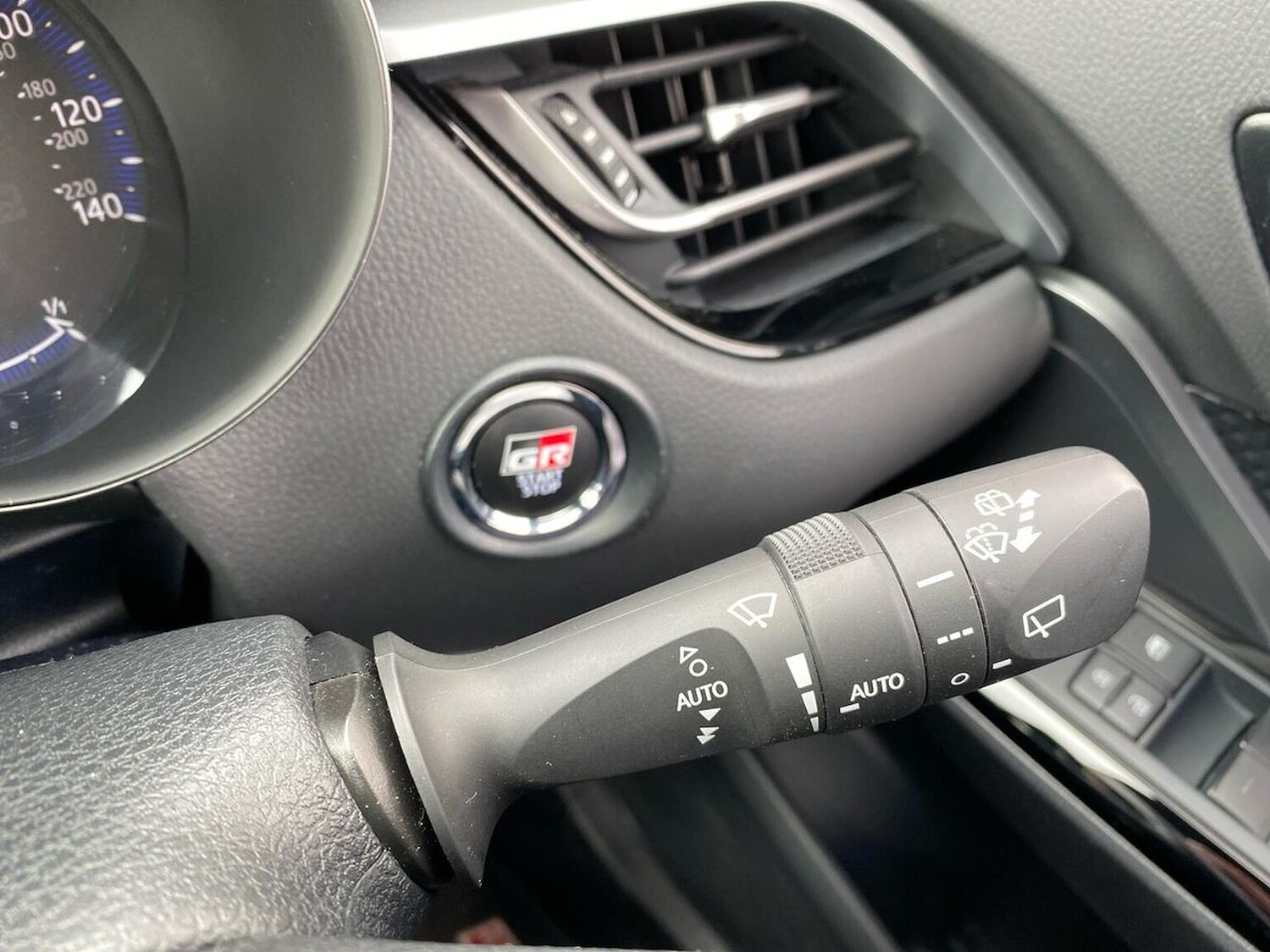 Used Toyota C-HR 2023 for sale - 78211119: Photo 28