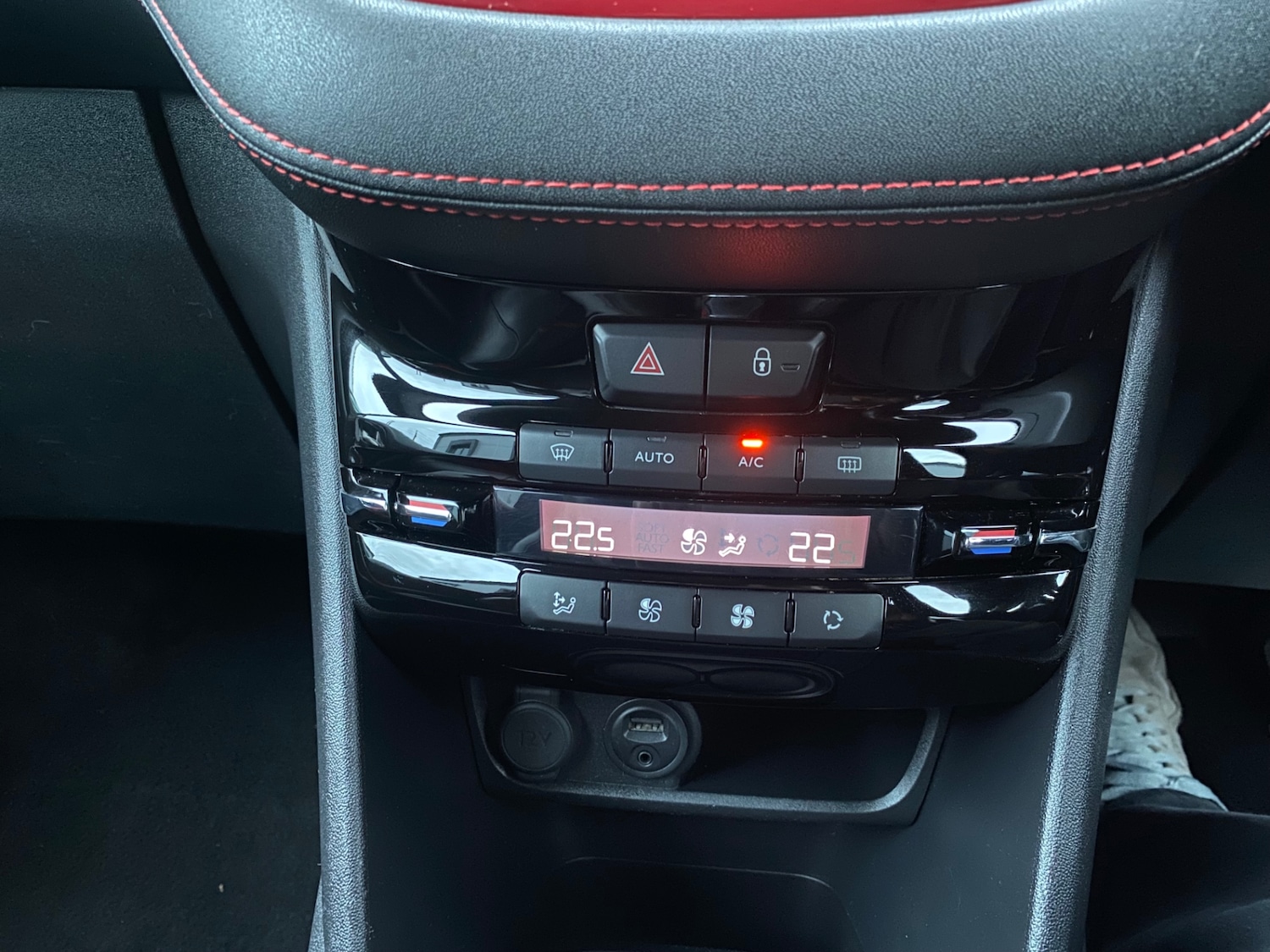 Used Peugeot 208 2013 for sale - 77033145: Photo 27