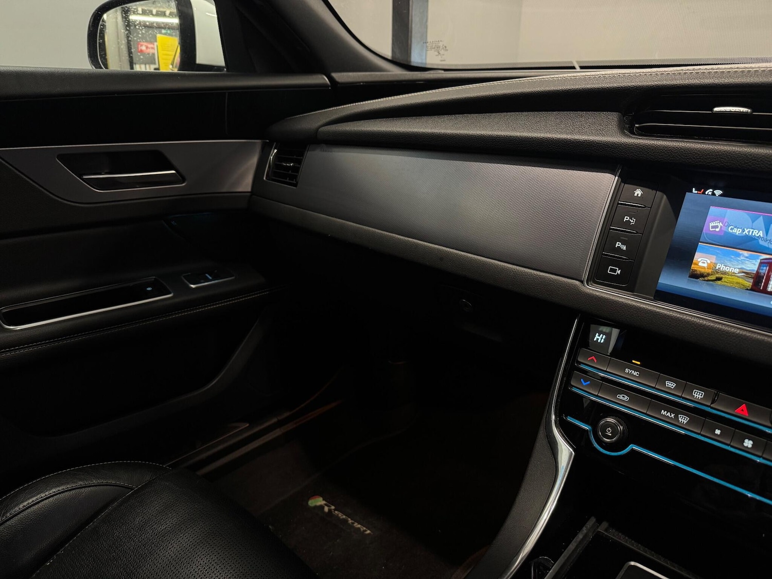 Used Jaguar XF 2016 for sale - 76832365: Photo 24