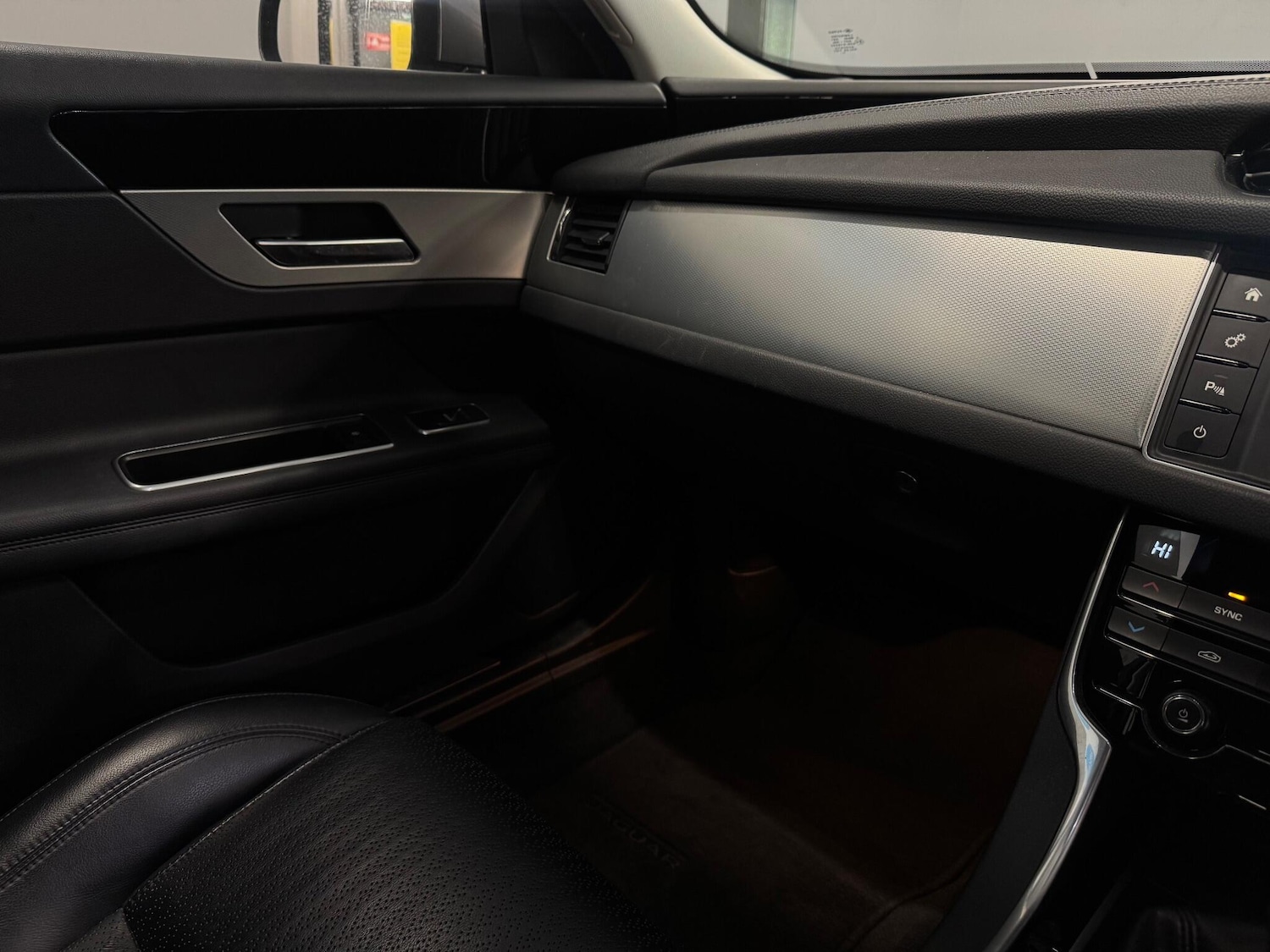 Used Jaguar XF 2017 for sale - 76484777: Photo 10