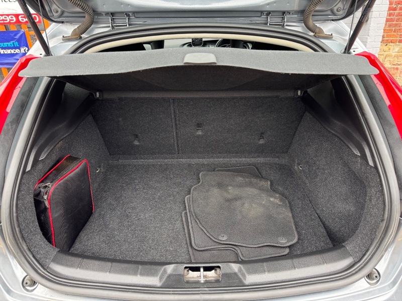 Used Volvo V40 2015 for sale - 76163727: Photo 41