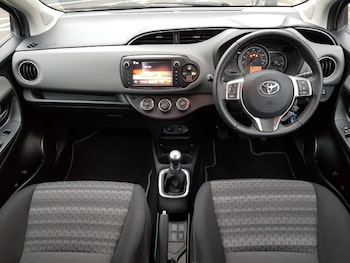 Used Toyota Yaris 2016 for sale - 76275635: Photo