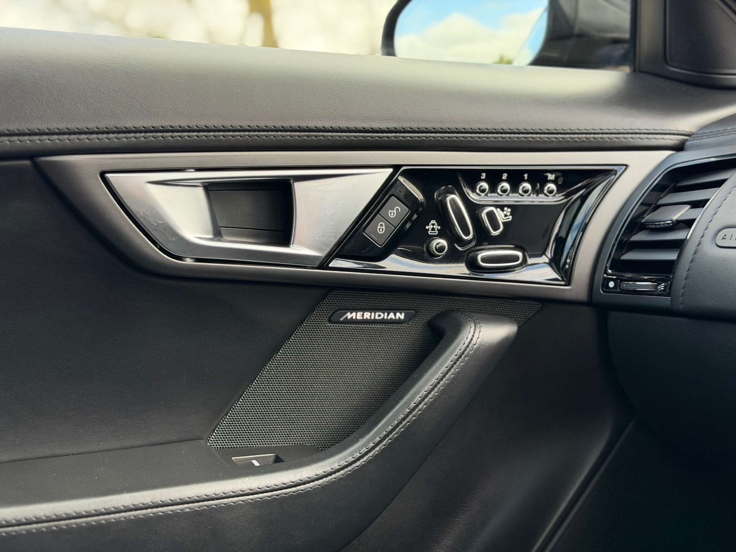 Used Jaguar F-Type 2016 for sale - 77919210: Photo 51