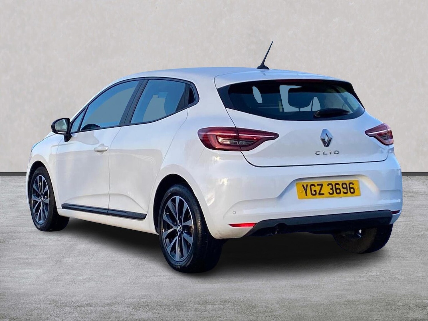 Used Renault Clio 2023 for sale - 77845368: Photo 2