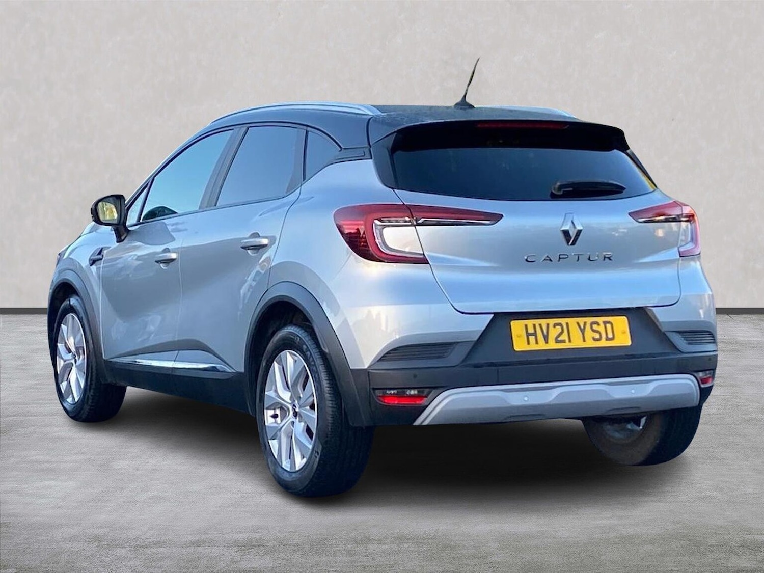 Used Renault Captur 2021 for sale - 76932273: Photo 2