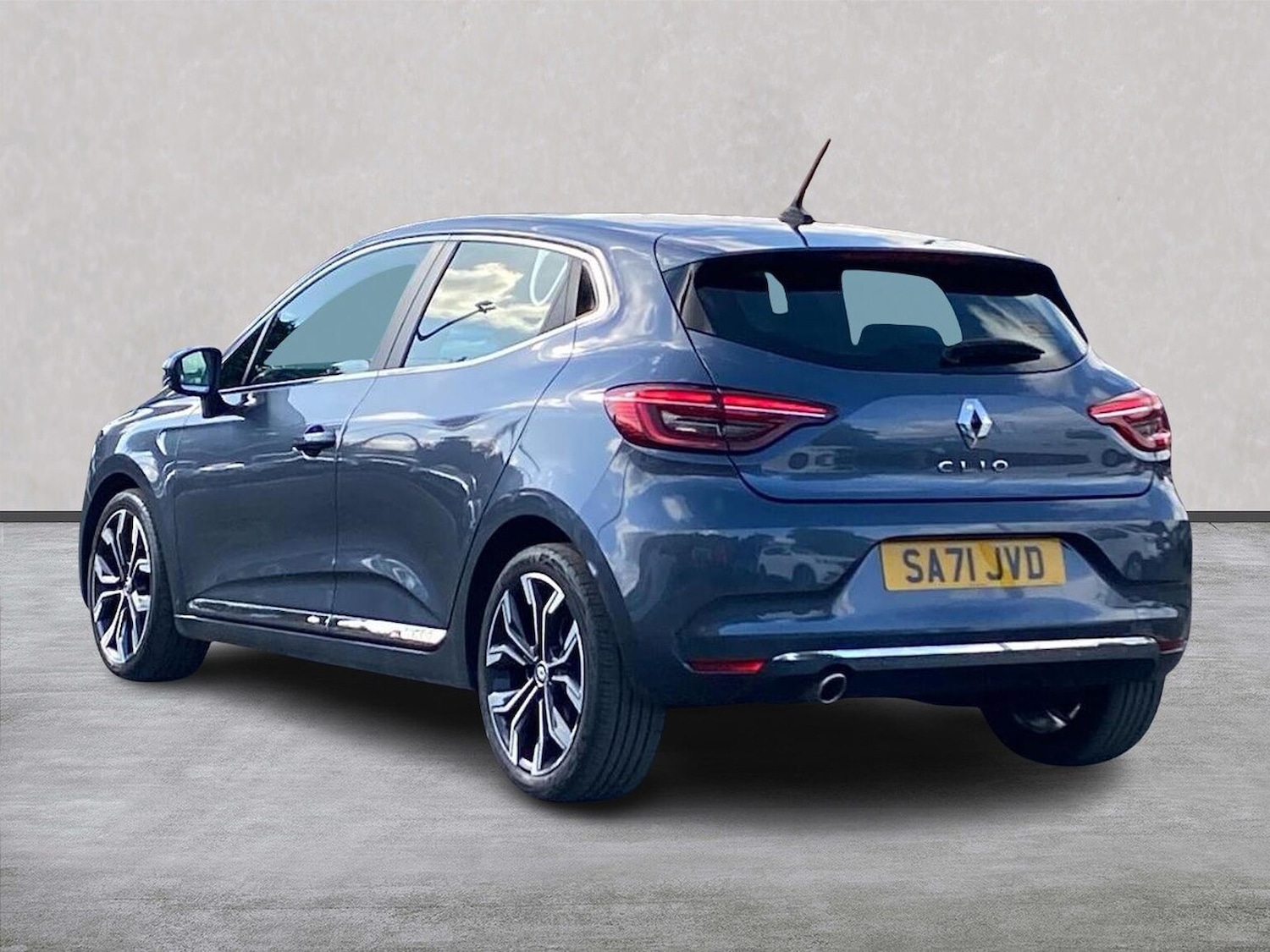 Used Renault Clio 2021 for sale - 76077769: Photo 2