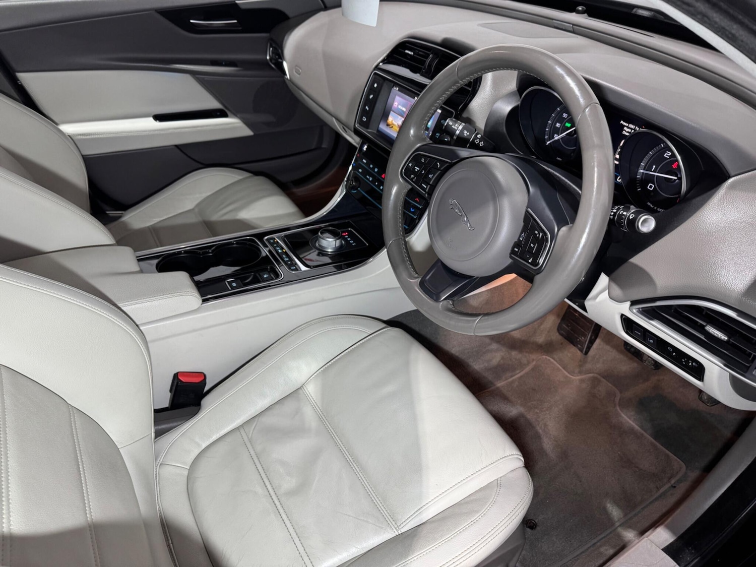 Used Jaguar XE 2016 for sale - 77898277: Photo 11