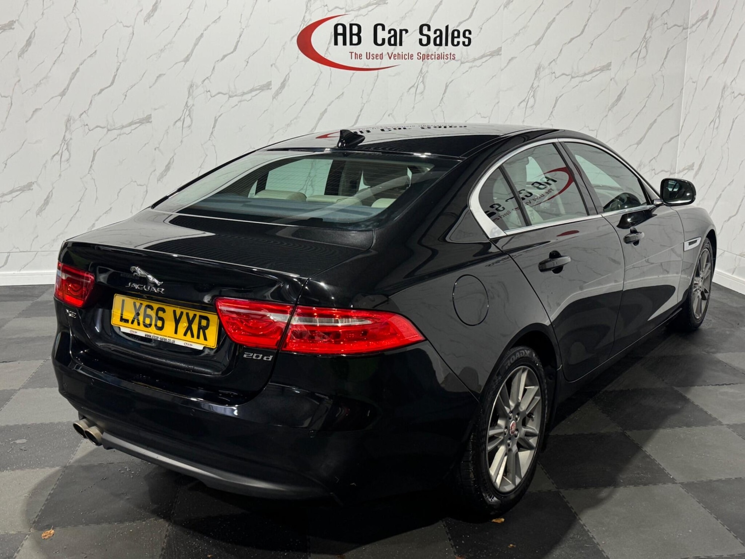 Used Jaguar XE 2016 for sale - 77898277: Photo 8