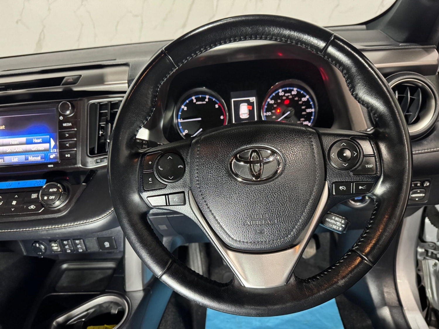 Used Toyota RAV4 2018 for sale - 76381115: Photo 24