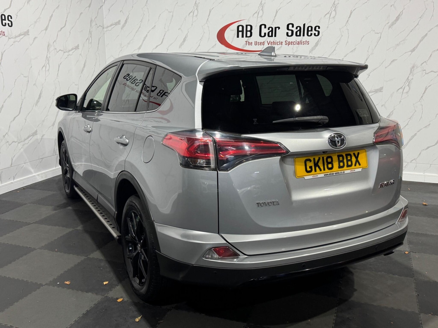 Used Toyota RAV4 2018 for sale - 76381115: Photo 8