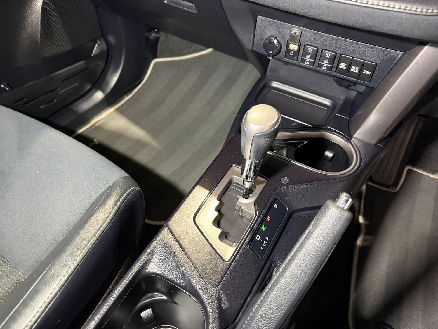 Used Toyota RAV4 2016 for sale - 77670910: Photo 11