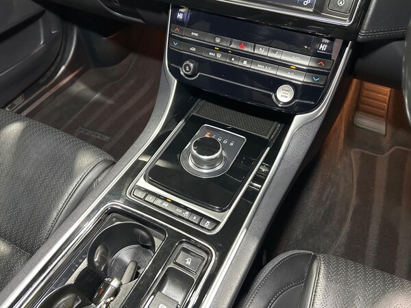 Used Jaguar XE 2018 for sale - 75089359: Photo 28